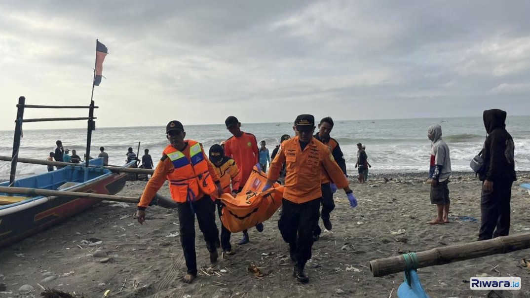 SAR gabungan mengevakuasi jenazah wisatawan asal Banjarnegara yang tersapu ombak di Pantai Watu Bale, Kecamatan Ayah, Kebumen.